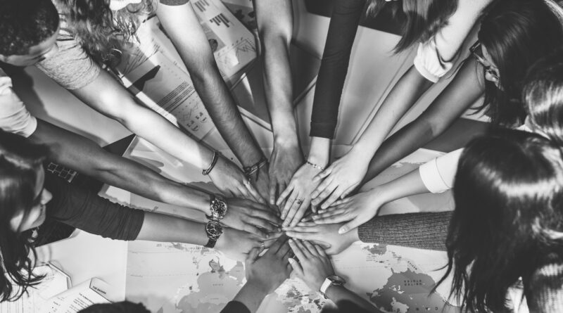 estudiantes juntos como un equipo en clase