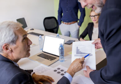 hombres de negocios que discuten durante una reunion
