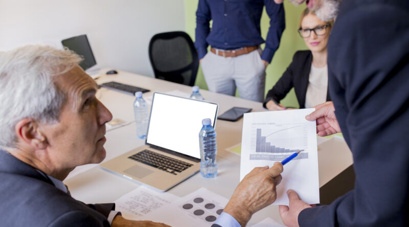 hombres de negocios que discuten durante una reunion
