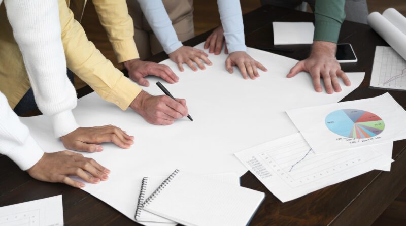 trabajadores corporativos intercambiando ideas juntos